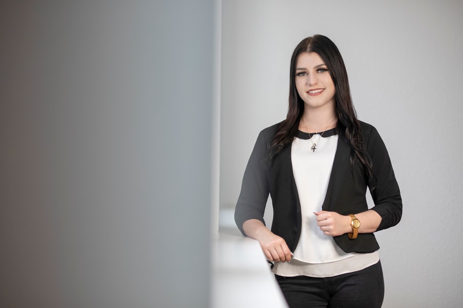 Frau Jasmina Kainer